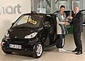 Susanne Baldszun mit Ihrem neuen smart fortwo Cabrio (Pulse 62 KW) und Ulrich Kowalewski, Leiter der Mercedes-Benz Niederlassung in München.